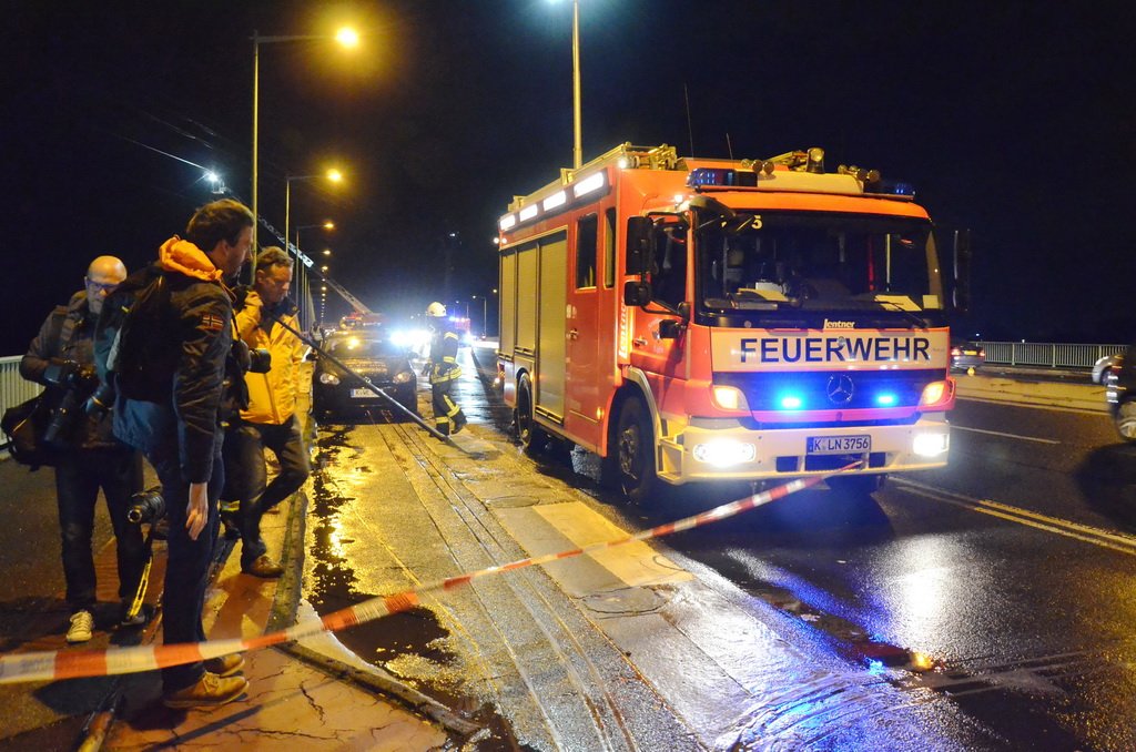 Einsatz BF Hoehenretter Koelner Seilbahn Hoehe Zoobruecke P2351.JPG